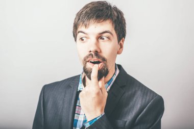 Mutlu adamın bir fikri var. 