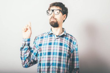 Sakallı adamın bir fikri var.