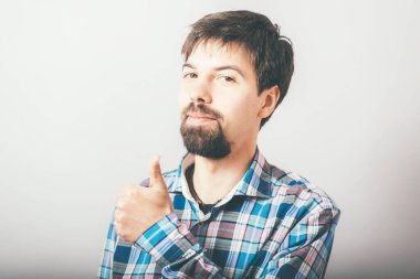 Sakallı adam iyi görünüyor.