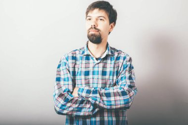 Adam kollarını çapraz bağladı.