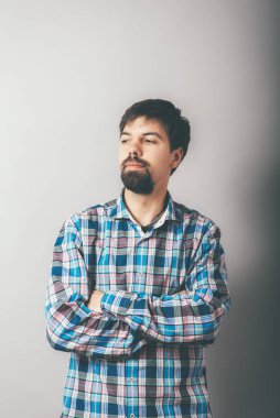Adam kollarını çapraz bağladı.