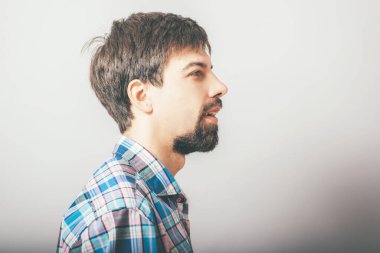 Profildeki sakallı adam