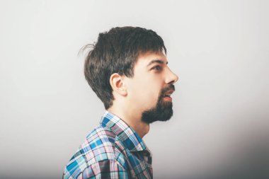 Profildeki sakallı adam