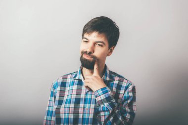 Sakallı adamın dişi ağrıyor.