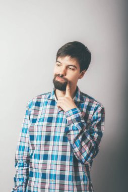 Sakallı adamın dişi ağrıyor.