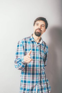 Sakallı adam seni işaret ediyor.