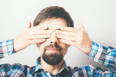 Adam gözlerini kapar.