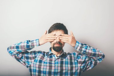 Adam gözlerini kapar.