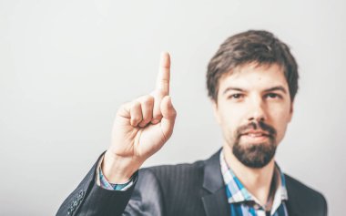 Adam işaret parmağını kaldırıyor.