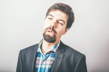 Gri arka planda yorgun bir adam