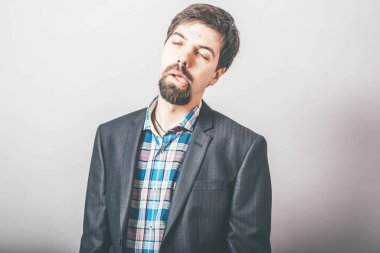 Gri arka planda yorgun bir adam