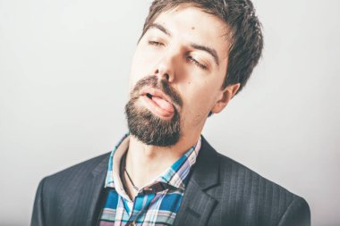 Gri arka planda yorgun bir adam