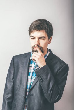 Adam gri arka planda düşündü