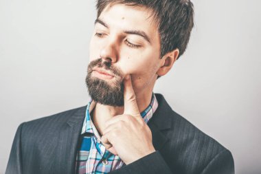 Adam gri arka planda düşündü