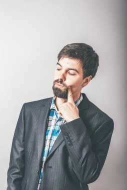 Adam gri arka planda düşündü