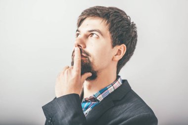 Gri arka planda düşünen adam