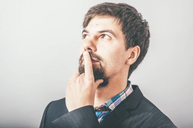 Gri arka planda düşünen adam