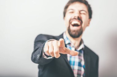 Sakallı işadamı işaret ediyor ve alay ediyor.