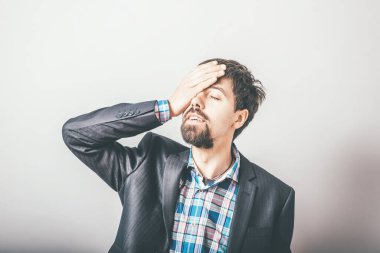 ofiste baş ağrısı olan işadamı