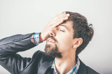 ofiste baş ağrısı olan işadamı