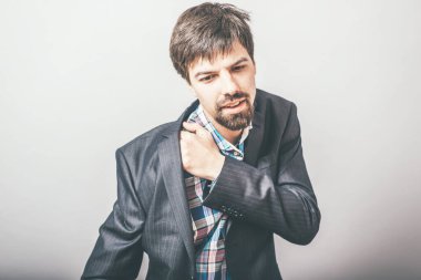 İş adamının omzunda bir ağrı var.