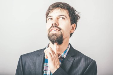 Fotoğraf stüdyosunda sakallı iş adamı portresi