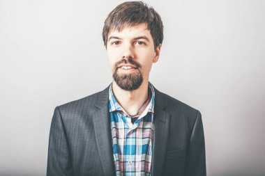 Fotoğraf stüdyosunda sakallı iş adamı portresi