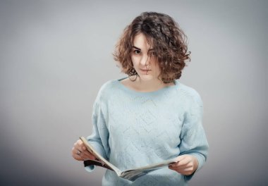 Kitabı olan genç bir kız. 