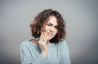 Güzel bir kadın diş ağrısı çekiyor.