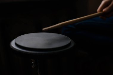 Davul çalmayı öğrenmek için kullanılan eğitici bir Drum Practice Pad