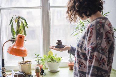 Deniz çakıl taşları ellerinde 