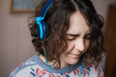 Kulaklıklı kız yakın çekim görüntüsü