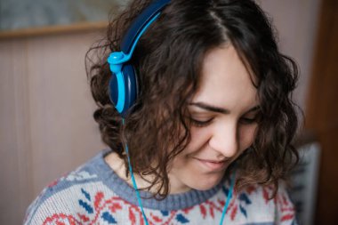 Kulaklıklı kız yakın çekim görüntüsü