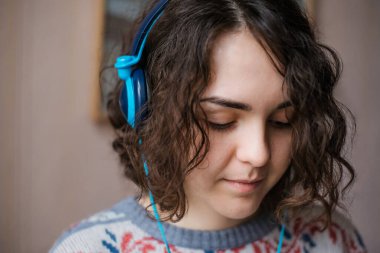 Kulaklıklı kız yakın çekim görüntüsü