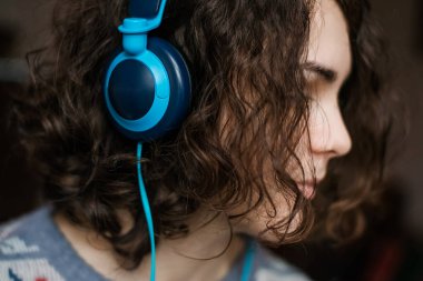 Kulaklıklı kız yakın çekim görüntüsü