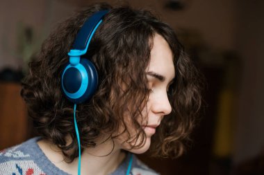 Kulaklıklı kız yakın çekim görüntüsü