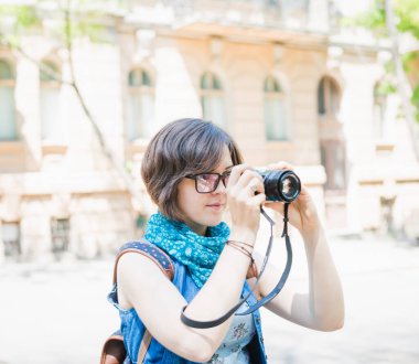 Genç bayan turist fotoğrafı.