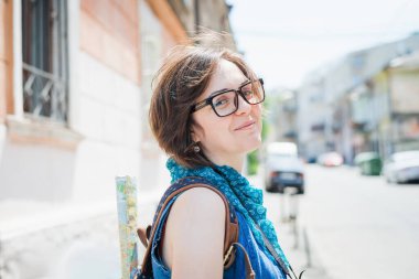 Haritalı kız turist 