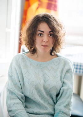 Büyük gözlü, heyecanlı genç bir kadının portresi.