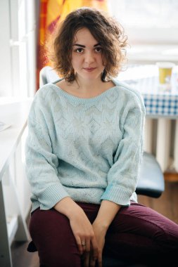 Muhteşem kıvırcık saçlı güzel bir esmer.