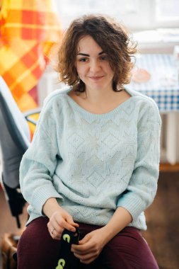 Muhteşem kıvırcık saçlı güzel bir esmer.