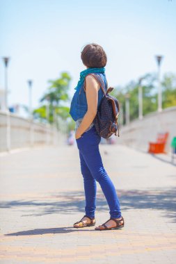 Gri arka planda genç bir kız