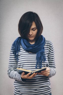 Kitap okuyan bir kadın.