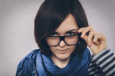 Gözlüklü genç kadın.