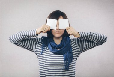 Çıkartmalı genç kadın.