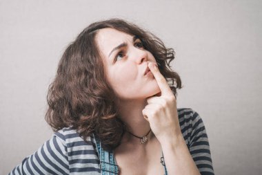 Kız hatırlıyor, tulum giymişti.