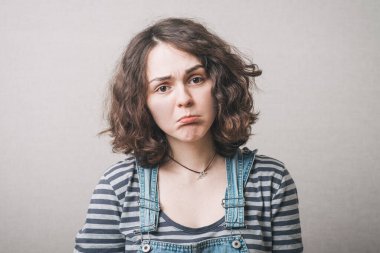 Tulum giymiş gücenmiş bir kız.