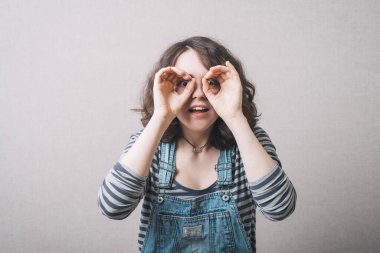 Dürbün yapan kız, tulum giymiş.