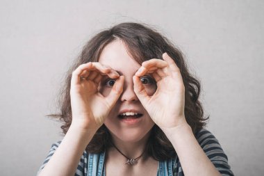 Dürbün yapan kız, tulum giymiş.