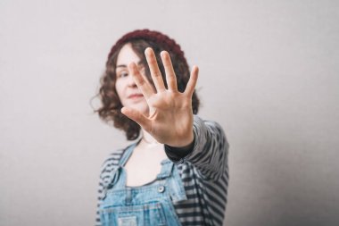 Merhaba demekten heyecan duyan genç ve güzel bir kadın.